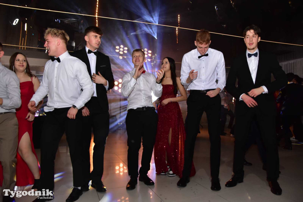 Tak bawi się młodzież! Studniówka ZSLiT / ZDJĘCIA + FILMY IMPREZA, TORT