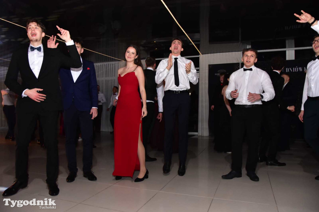 Tak bawi się młodzież! Studniówka ZSLiT / ZDJĘCIA + FILMY IMPREZA, TORT