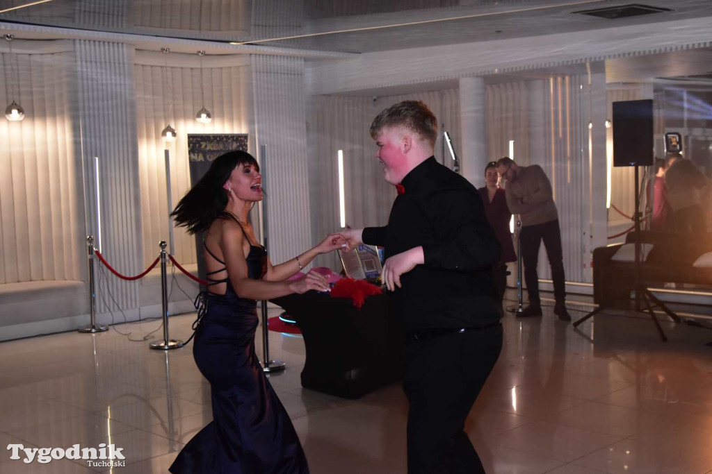 Tak bawi się młodzież! Studniówka ZSLiT / ZDJĘCIA + FILMY IMPREZA, TORT