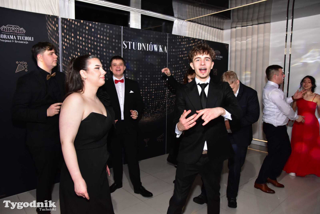 Tak bawi się młodzież! Studniówka ZSLiT / ZDJĘCIA + FILMY IMPREZA, TORT