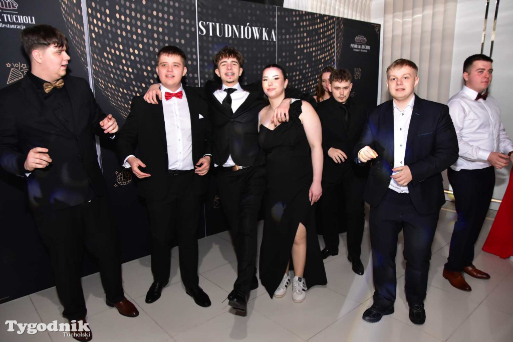 Tak bawi się młodzież! Studniówka ZSLiT / ZDJĘCIA + FILMY IMPREZA, TORT