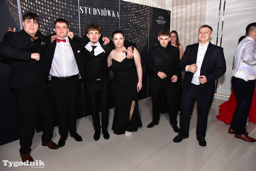 Tak bawi się młodzież! Studniówka ZSLiT / ZDJĘCIA + FILMY IMPREZA, TORT