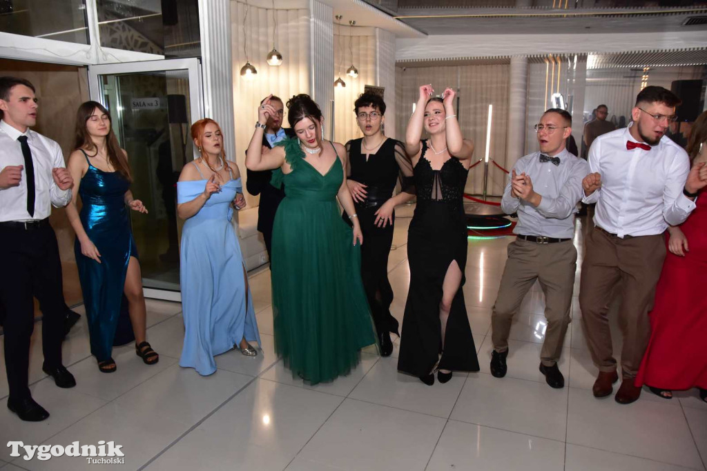 Tak bawi się młodzież! Studniówka ZSLiT / ZDJĘCIA + FILMY IMPREZA, TORT