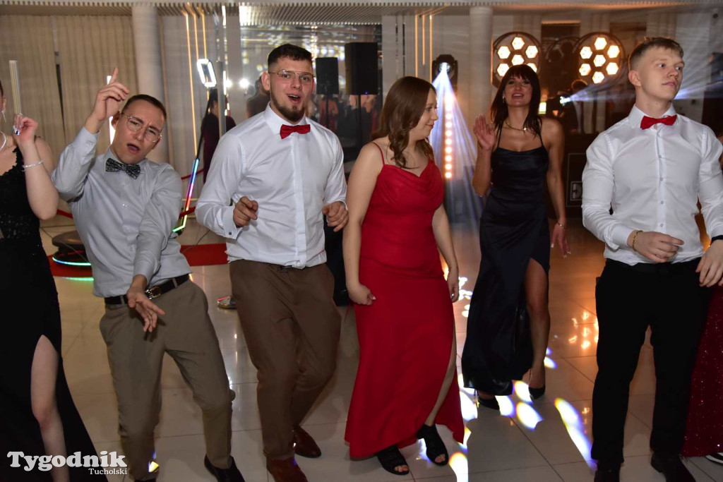 Tak bawi się młodzież! Studniówka ZSLiT / ZDJĘCIA + FILMY IMPREZA, TORT