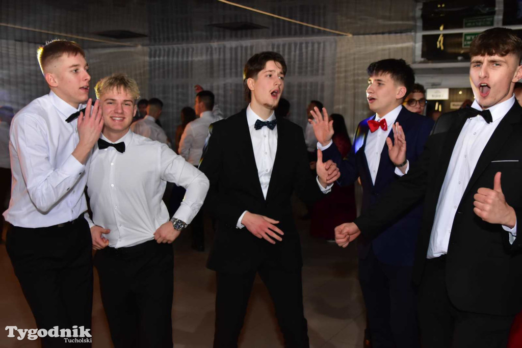 Tak bawi się młodzież! Studniówka ZSLiT / ZDJĘCIA + FILMY IMPREZA, TORT