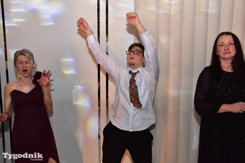 Tak bawi się młodzież! Studniówka ZSLiT / ZDJĘCIA + FILMY IMPREZA, TORT