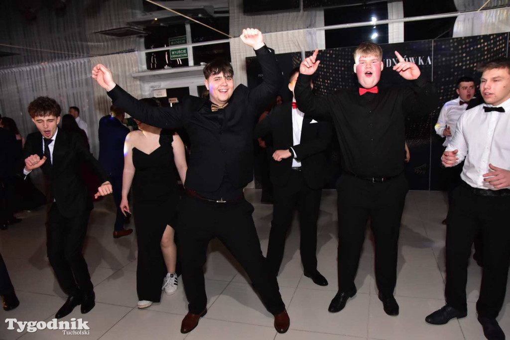 Tak bawi się młodzież! Studniówka ZSLiT / ZDJĘCIA + FILMY IMPREZA, TORT