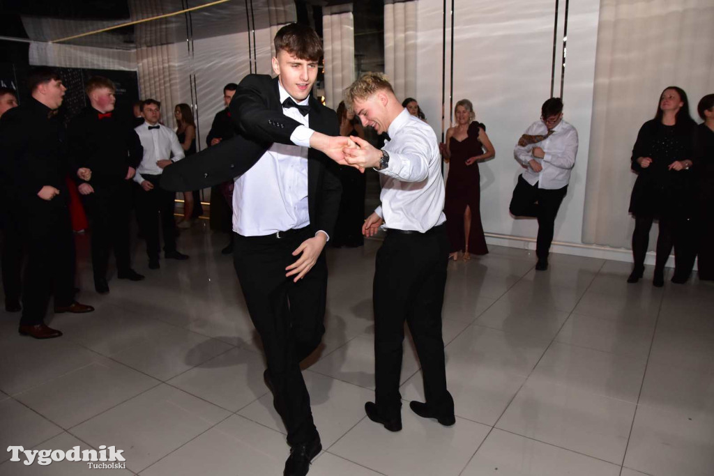 Tak bawi się młodzież! Studniówka ZSLiT / ZDJĘCIA + FILMY IMPREZA, TORT