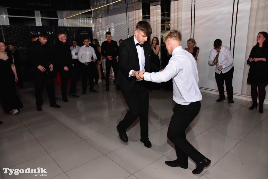 Tak bawi się młodzież! Studniówka ZSLiT / ZDJĘCIA + FILMY IMPREZA, TORT