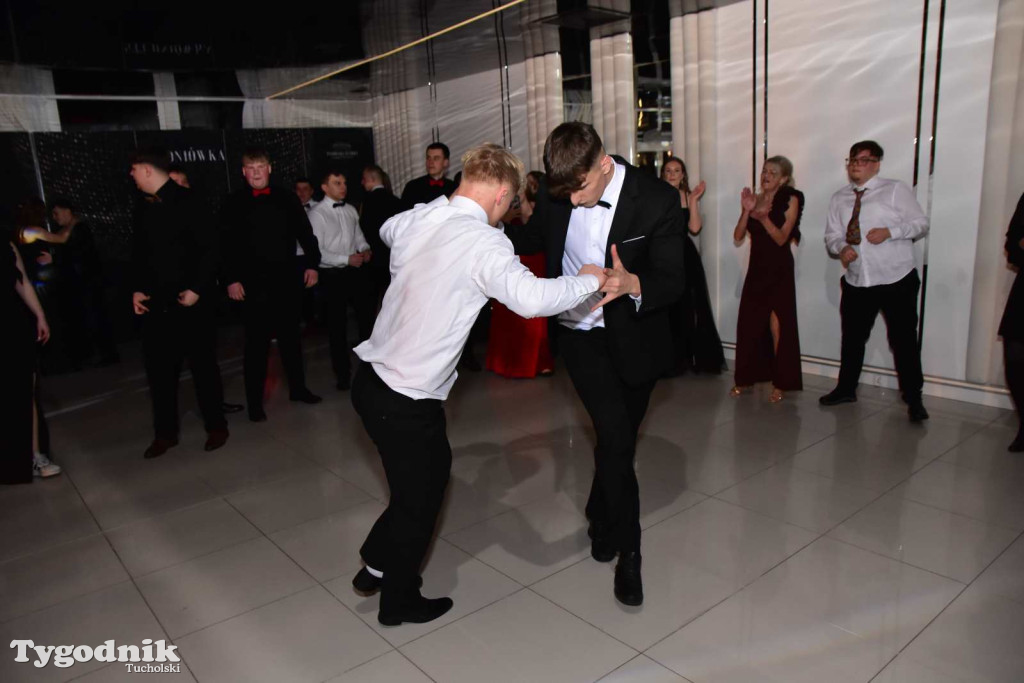 Tak bawi się młodzież! Studniówka ZSLiT / ZDJĘCIA + FILMY IMPREZA, TORT