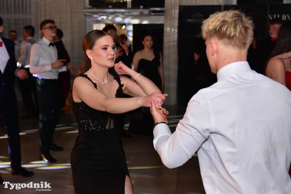 Tak bawi się młodzież! Studniówka ZSLiT / ZDJĘCIA + FILMY IMPREZA, TORT