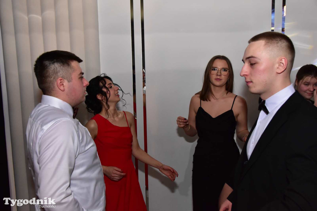 Tak bawi się młodzież! Studniówka ZSLiT / ZDJĘCIA + FILMY IMPREZA, TORT