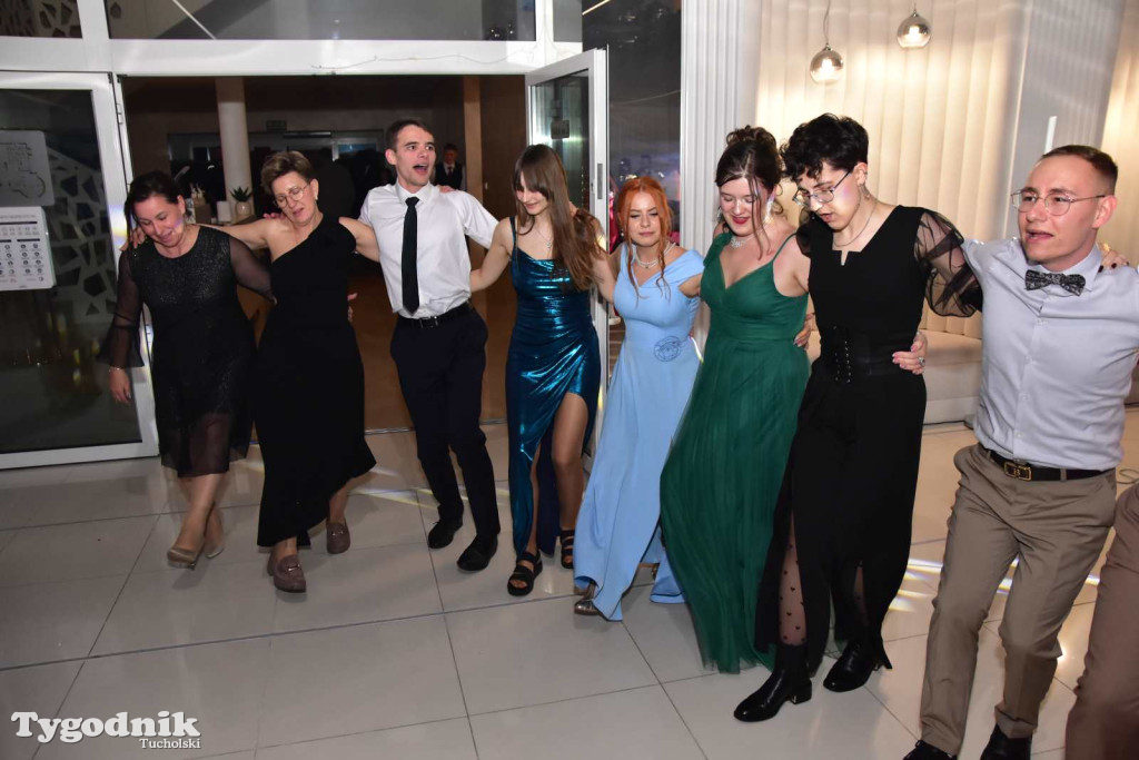 Tak bawi się młodzież! Studniówka ZSLiT / ZDJĘCIA + FILMY IMPREZA, TORT