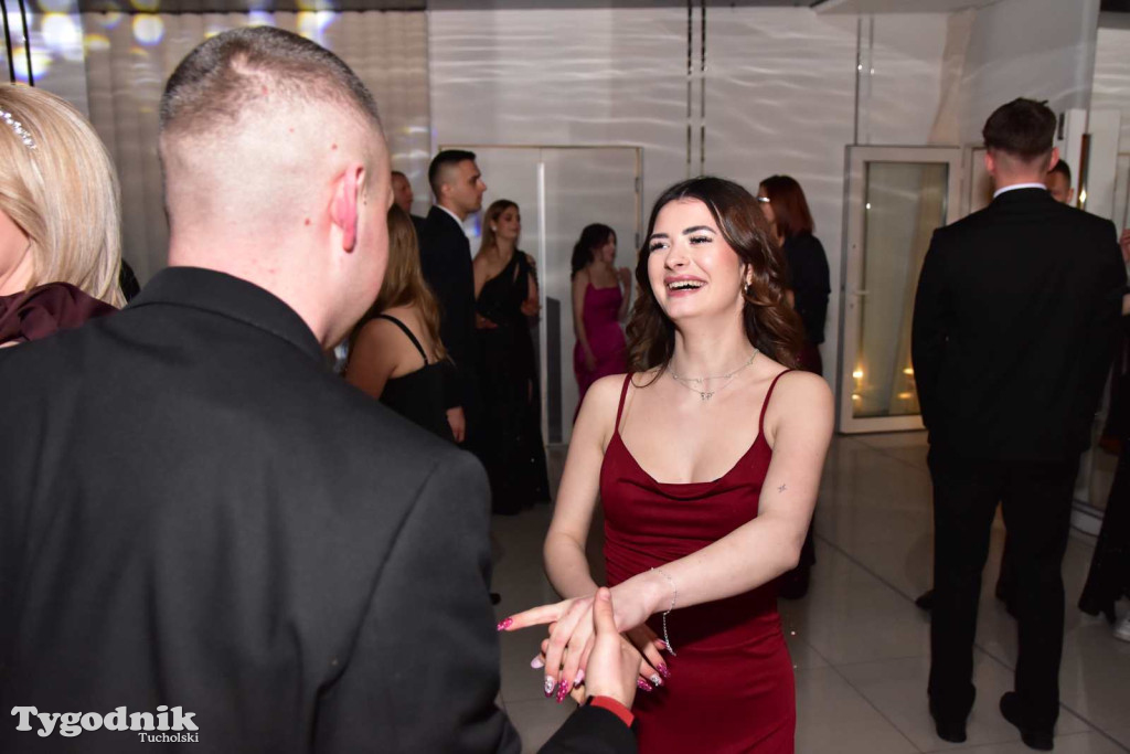 Tak bawi się młodzież! Studniówka ZSLiT / ZDJĘCIA + FILMY IMPREZA, TORT