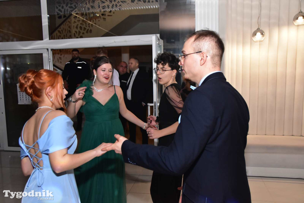 Tak bawi się młodzież! Studniówka ZSLiT / ZDJĘCIA + FILMY IMPREZA, TORT