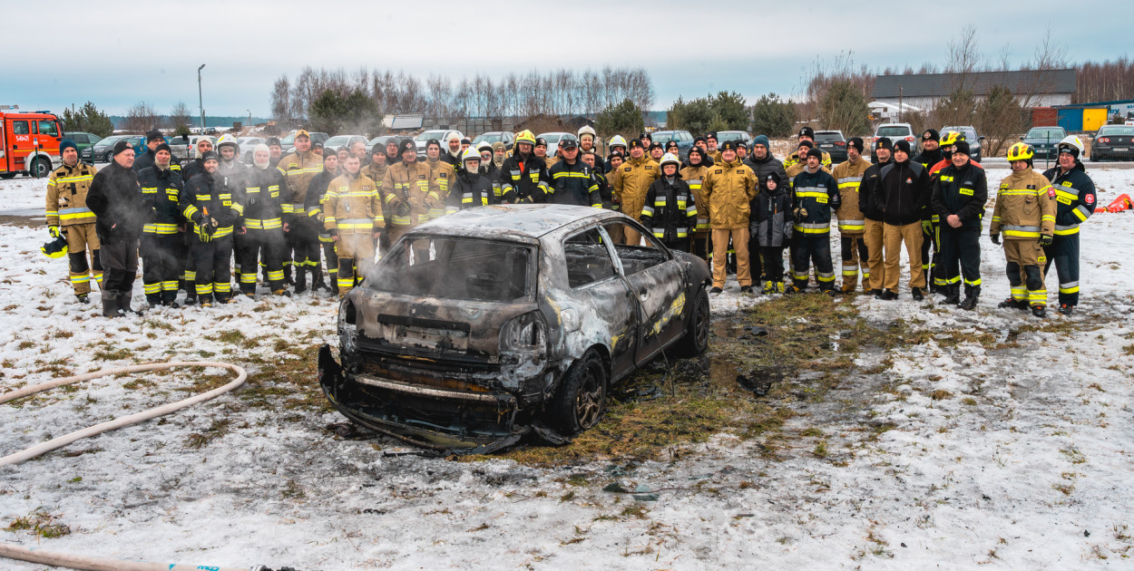 Płonące auto i płachta gaśnicza. Szkolenie strażaków