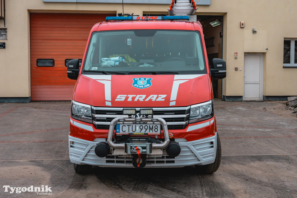 Płonące auto i płachta gaśnicza. Szkolenie strażaków