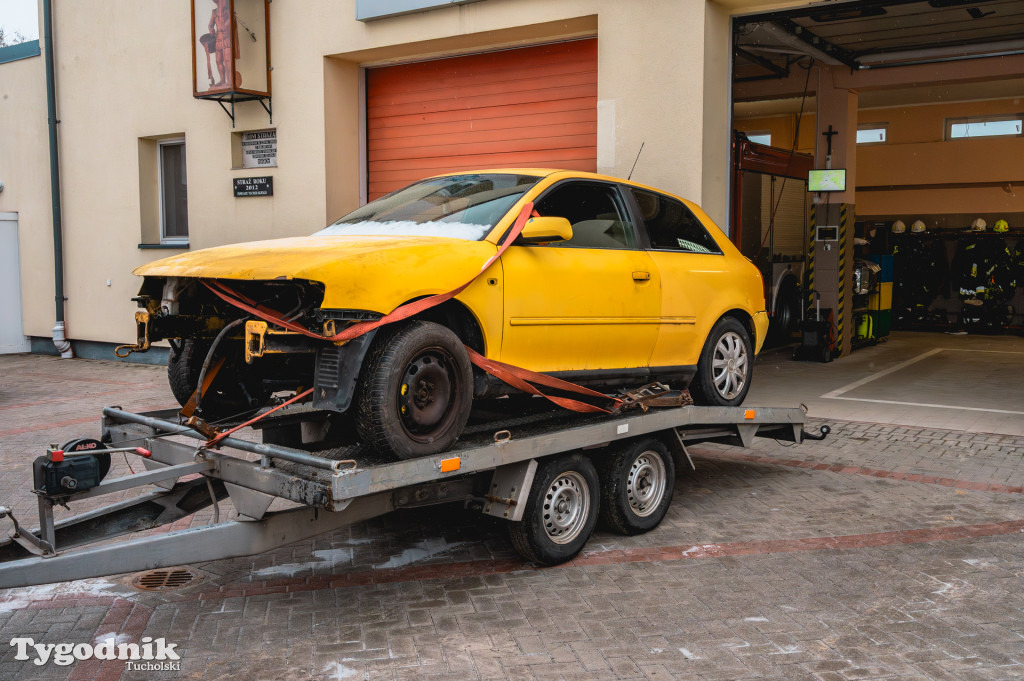 Płonące auto i płachta gaśnicza. Szkolenie strażaków