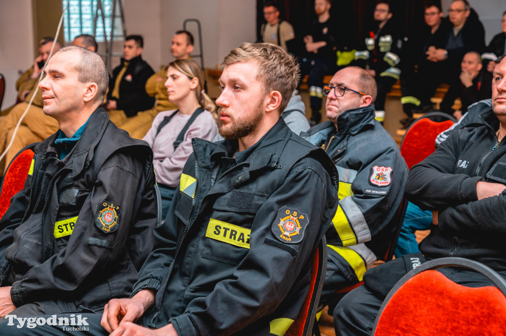 Płonące auto i płachta gaśnicza. Szkolenie strażaków