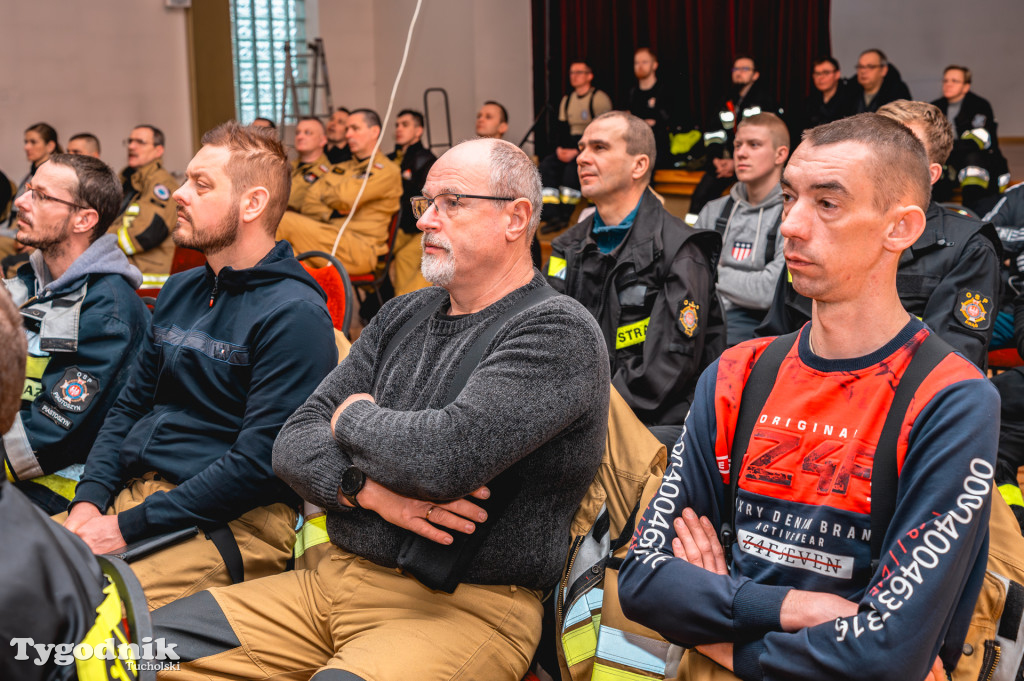 Płonące auto i płachta gaśnicza. Szkolenie strażaków