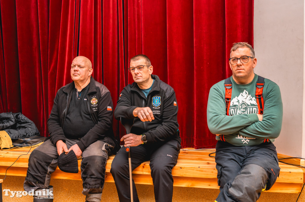 Płonące auto i płachta gaśnicza. Szkolenie strażaków