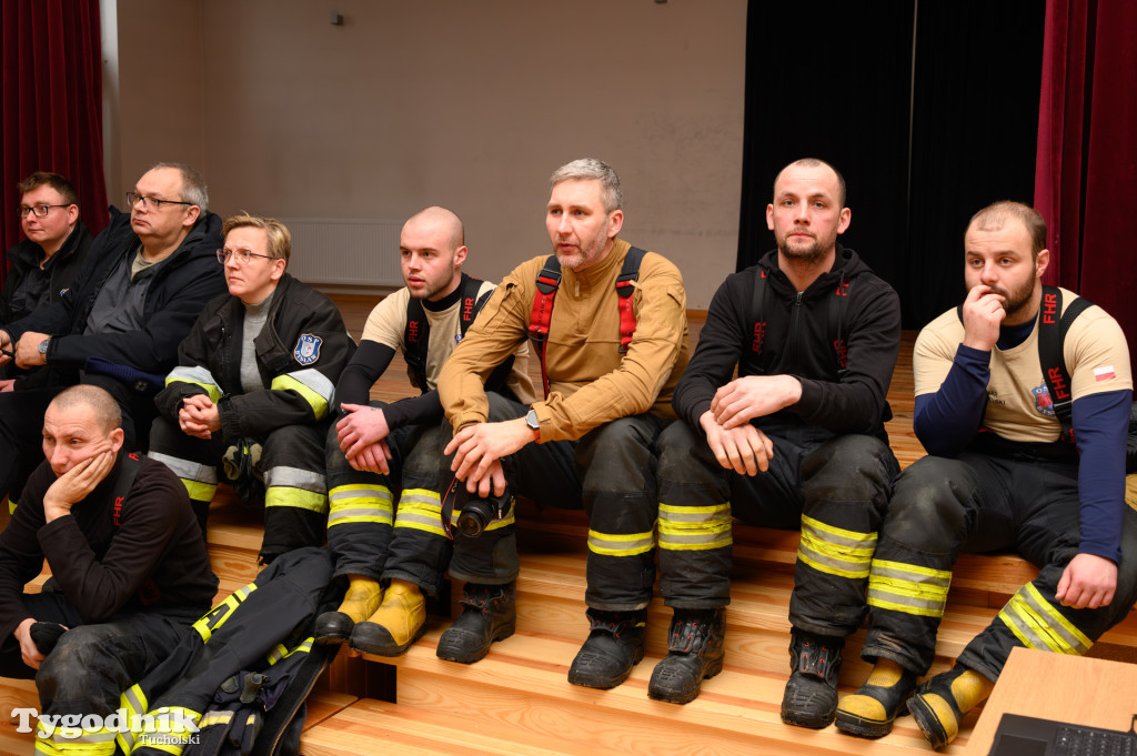 Płonące auto i płachta gaśnicza. Szkolenie strażaków