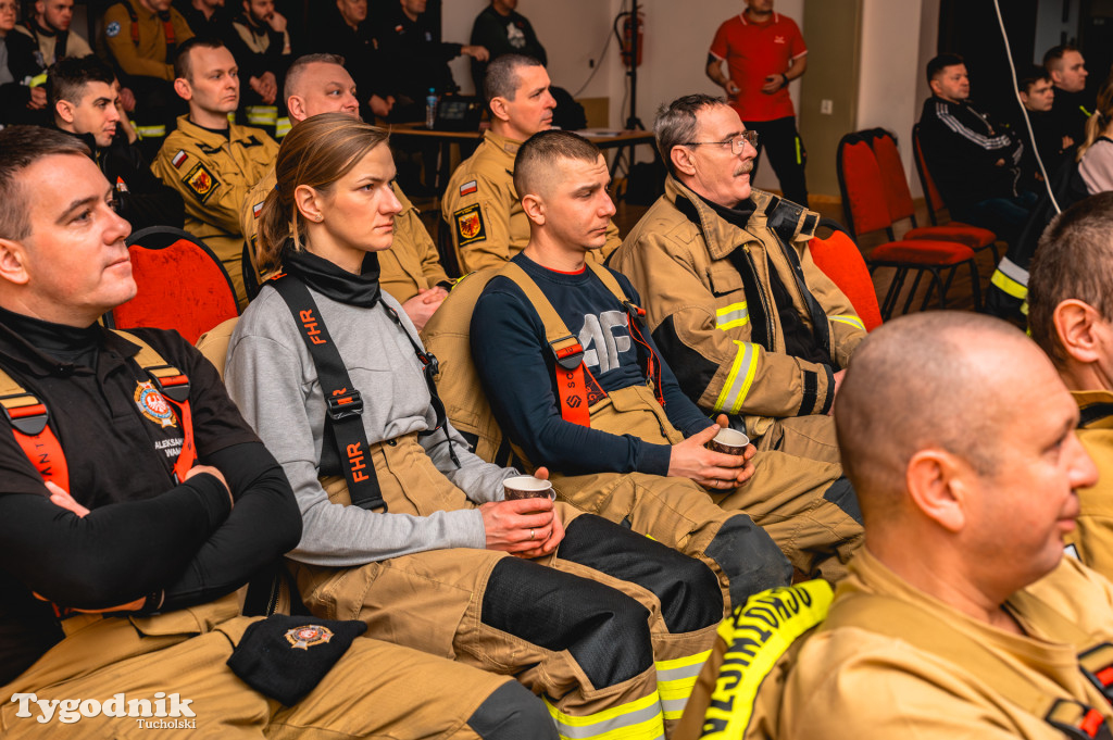 Płonące auto i płachta gaśnicza. Szkolenie strażaków