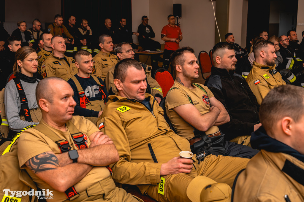 Płonące auto i płachta gaśnicza. Szkolenie strażaków
