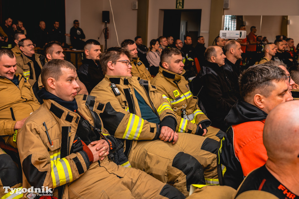 Płonące auto i płachta gaśnicza. Szkolenie strażaków