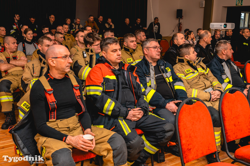 Płonące auto i płachta gaśnicza. Szkolenie strażaków
