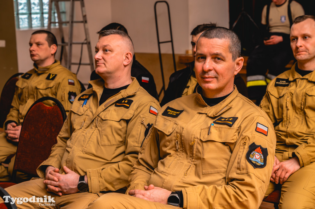 Płonące auto i płachta gaśnicza. Szkolenie strażaków