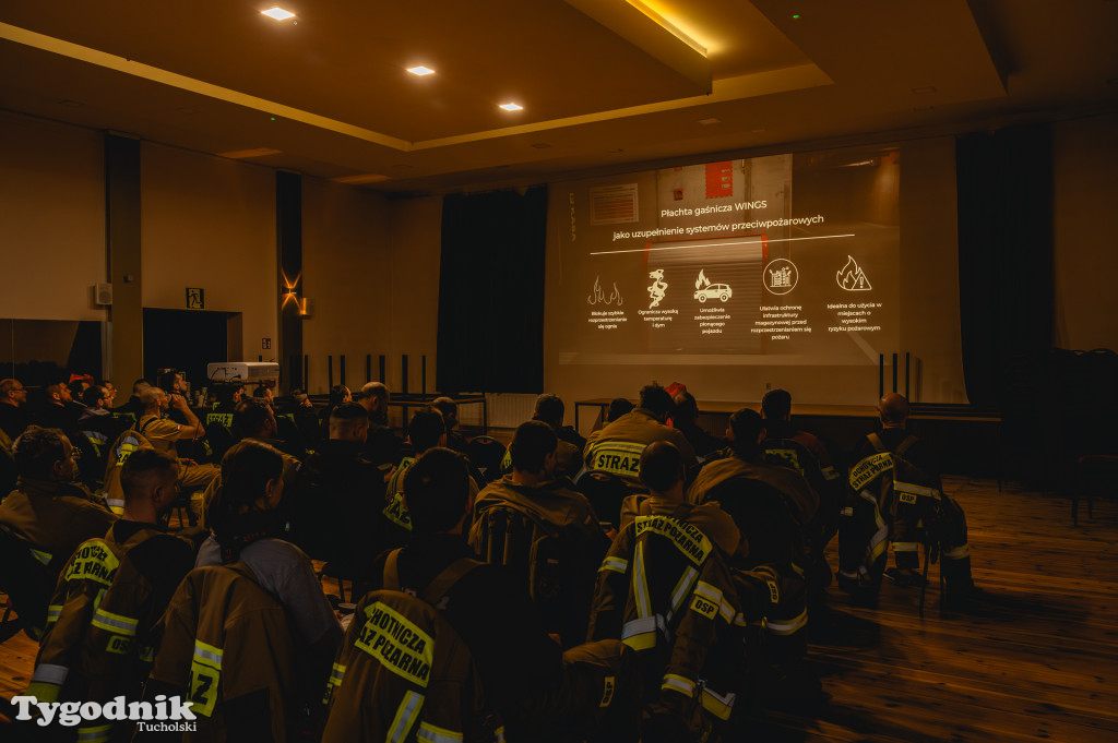 Płonące auto i płachta gaśnicza. Szkolenie strażaków