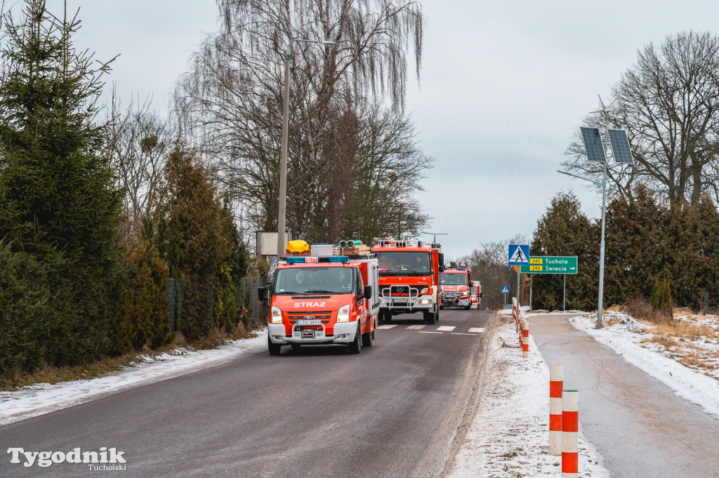 Płonące auto i płachta gaśnicza. Szkolenie strażaków