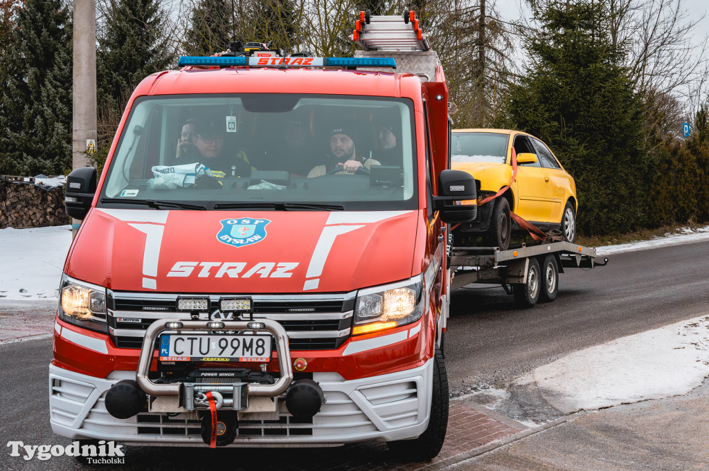 Płonące auto i płachta gaśnicza. Szkolenie strażaków