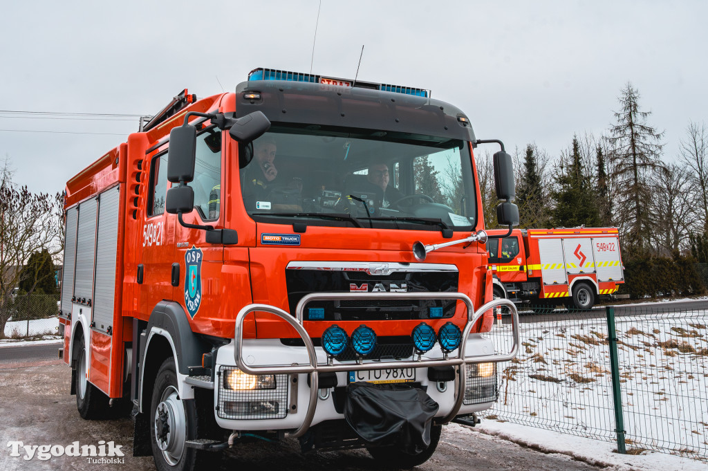 Płonące auto i płachta gaśnicza. Szkolenie strażaków