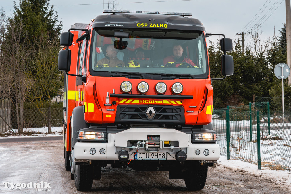 Płonące auto i płachta gaśnicza. Szkolenie strażaków