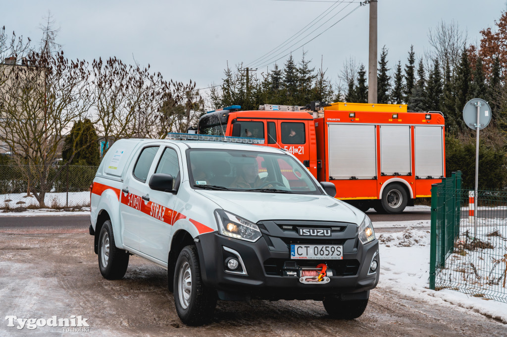 Płonące auto i płachta gaśnicza. Szkolenie strażaków