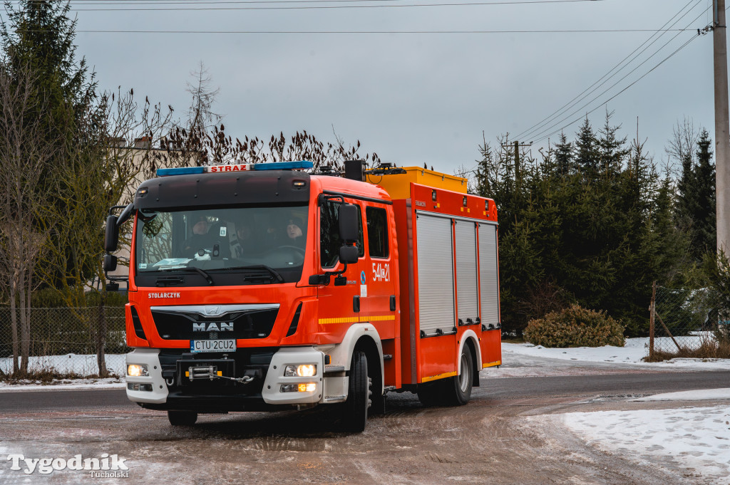 Płonące auto i płachta gaśnicza. Szkolenie strażaków