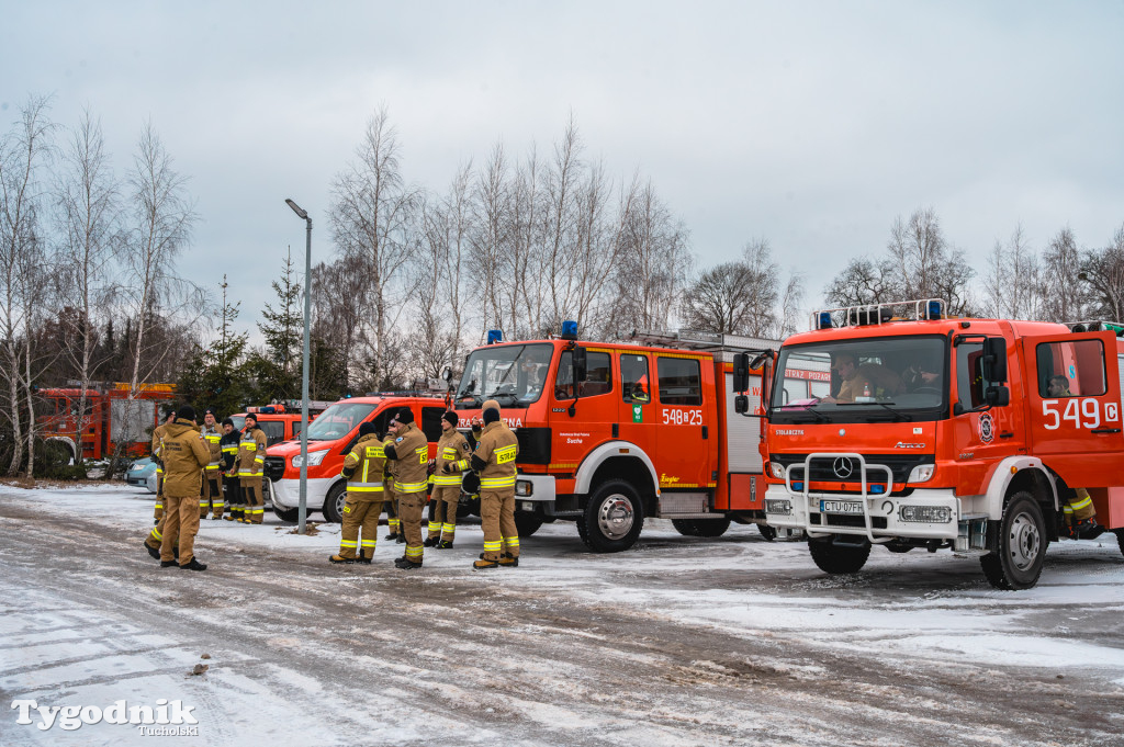 Płonące auto i płachta gaśnicza. Szkolenie strażaków