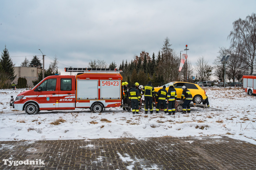 Płonące auto i płachta gaśnicza. Szkolenie strażaków