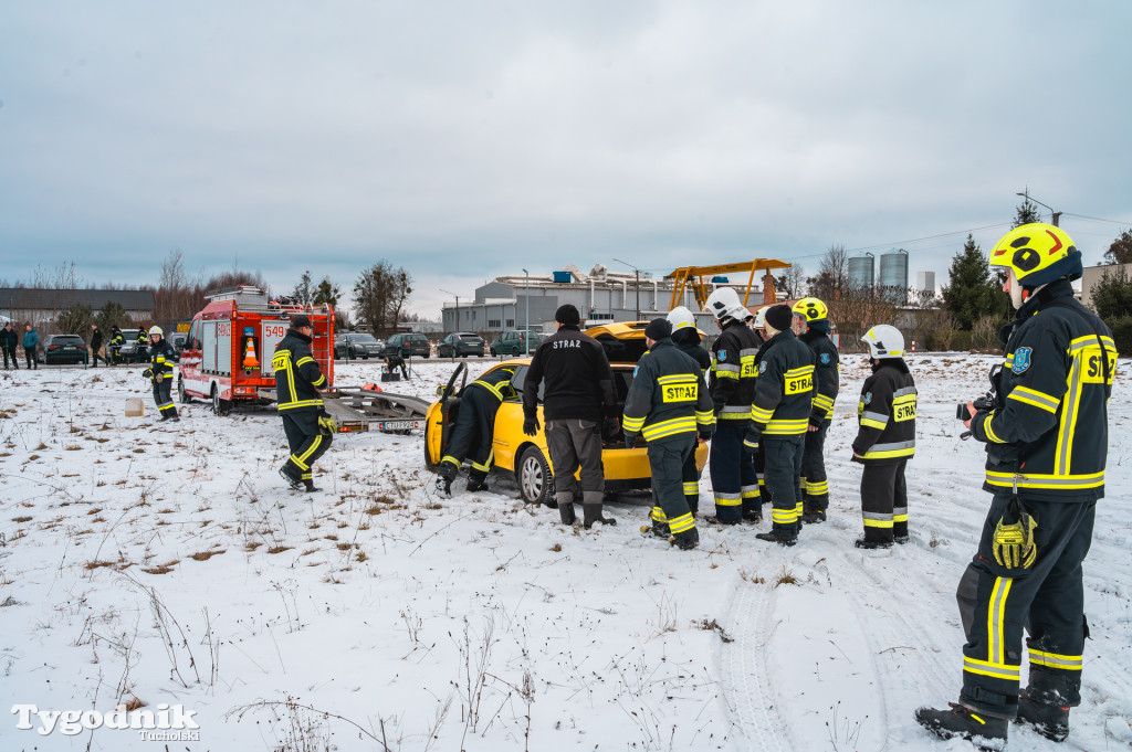 Płonące auto i płachta gaśnicza. Szkolenie strażaków