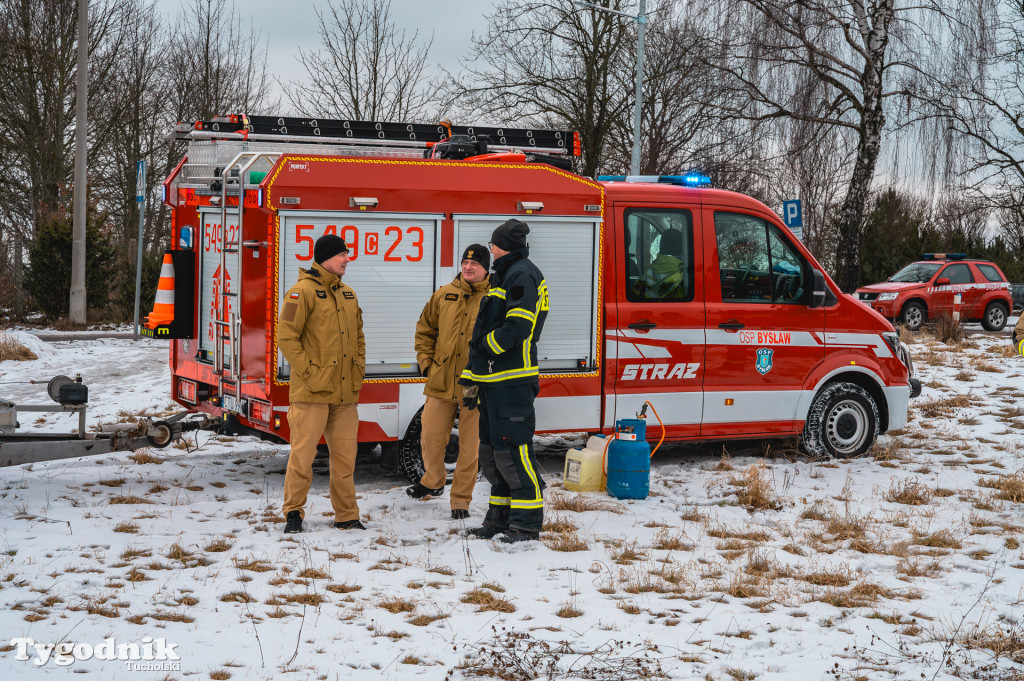 Płonące auto i płachta gaśnicza. Szkolenie strażaków