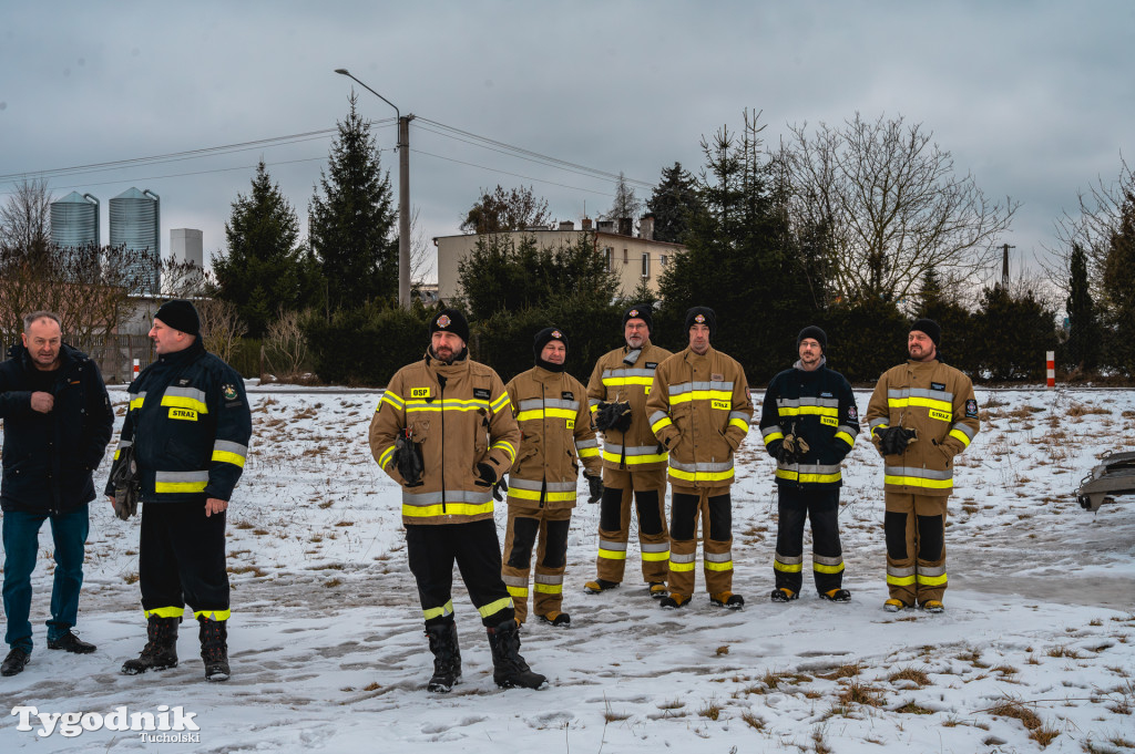 Płonące auto i płachta gaśnicza. Szkolenie strażaków