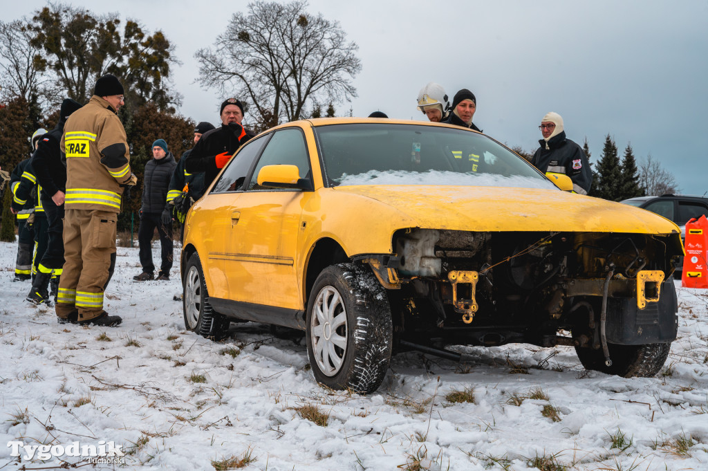 Płonące auto i płachta gaśnicza. Szkolenie strażaków