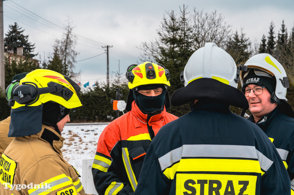 Płonące auto i płachta gaśnicza. Szkolenie strażaków
