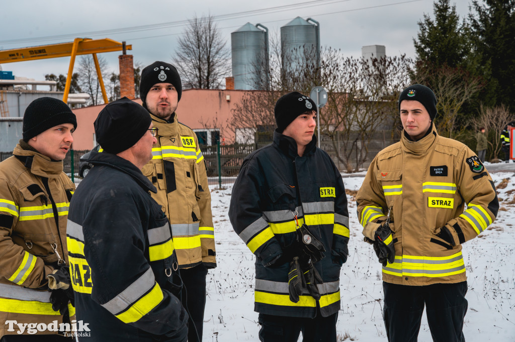 Płonące auto i płachta gaśnicza. Szkolenie strażaków