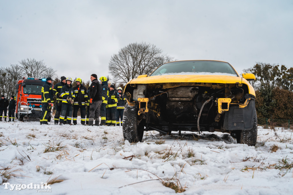 Płonące auto i płachta gaśnicza. Szkolenie strażaków
