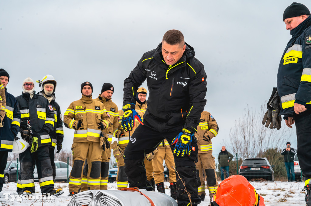 Płonące auto i płachta gaśnicza. Szkolenie strażaków