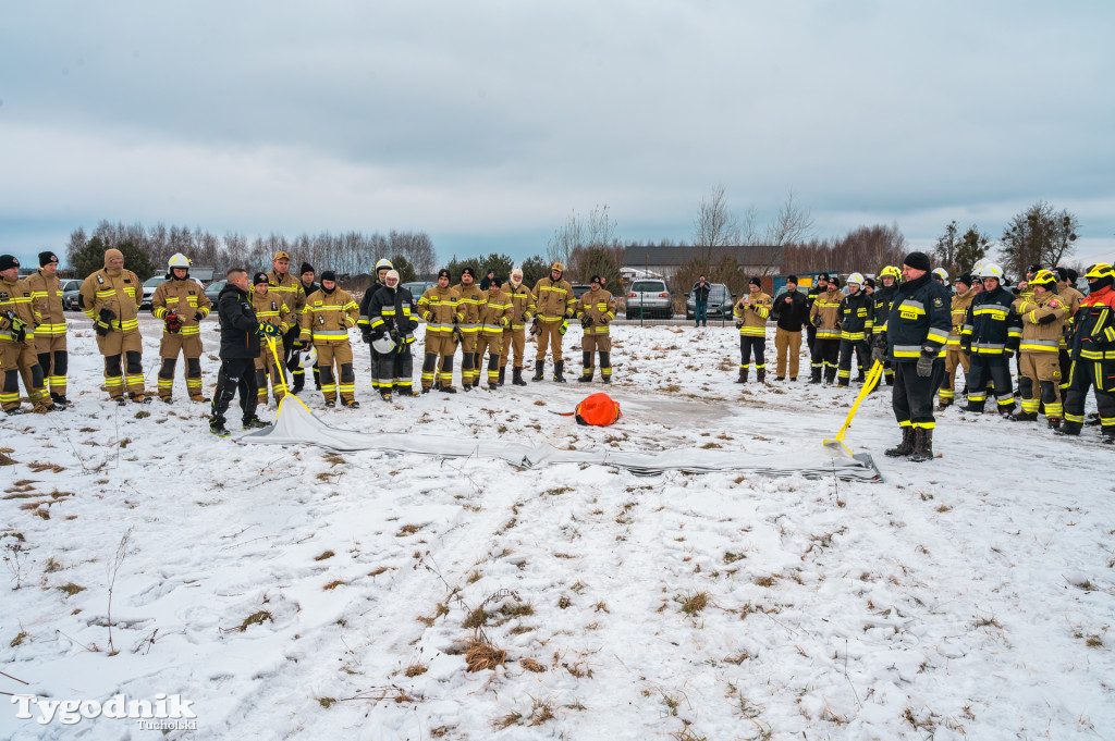 Płonące auto i płachta gaśnicza. Szkolenie strażaków