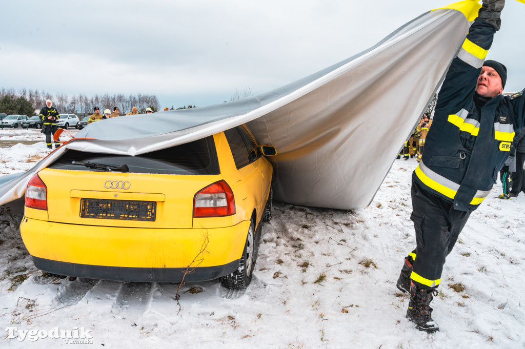 Płonące auto i płachta gaśnicza. Szkolenie strażaków